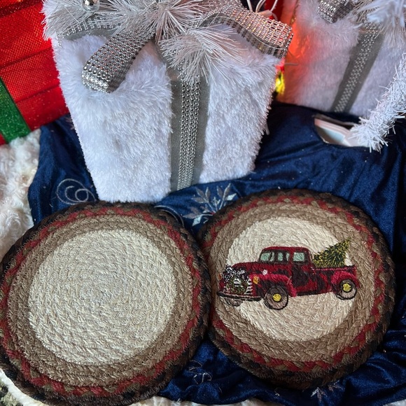 CHRISTMAS RED TRUCK ROUND
BRAIDED PLACEMATS - Picture 3 of 3